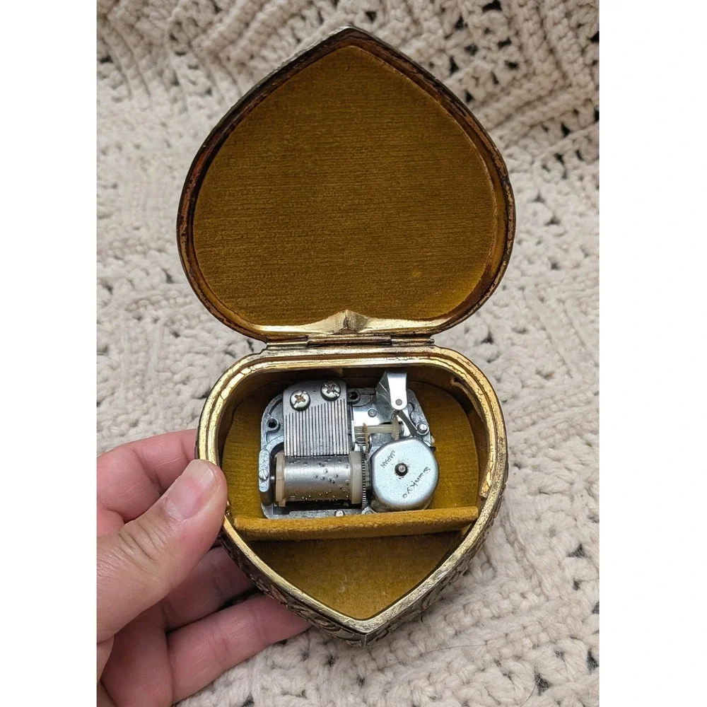 Vintage Sankyo Heart Music Box Gold Tone Metal Fragonard Courting Scene Japan
